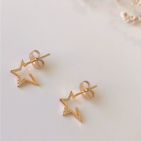 Tiny Star Earrings 18k Gold Plated 925 Sterling Silver Luxury - Picture 1 of 10